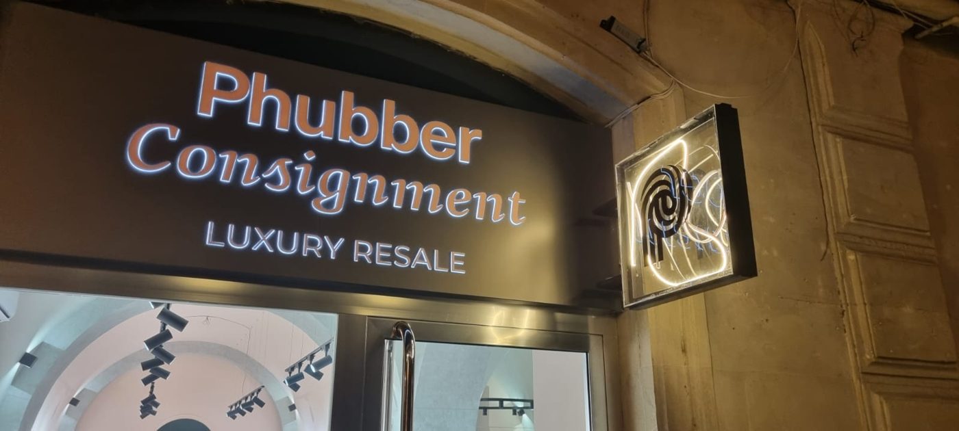 Phubber Consignment — Backlit fasad lövhəsi və neon konsol