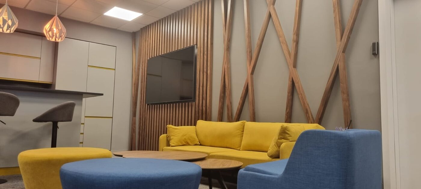 Ofis lounge zonası — Divar dekoru və interyer həlli