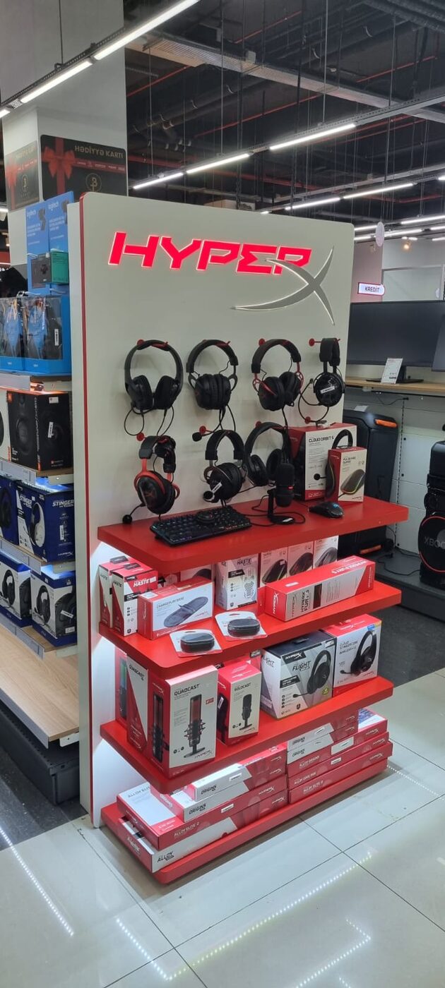 HyperX mağaza stendi — Ticarət avadanlığı və işıqlı logo