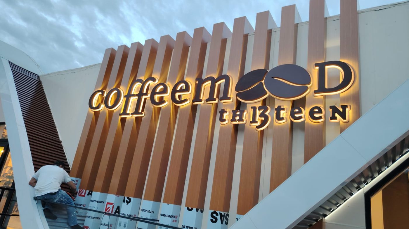 Coffeemood Thirteen — İşıqlı həcmli hərflər və fasad paneli