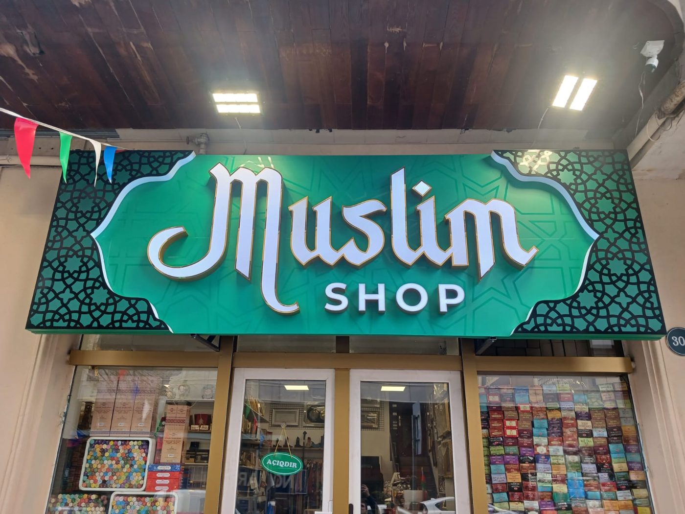 Muslim Shop — Lazer kəsimli dekor və işıqlı hərflər