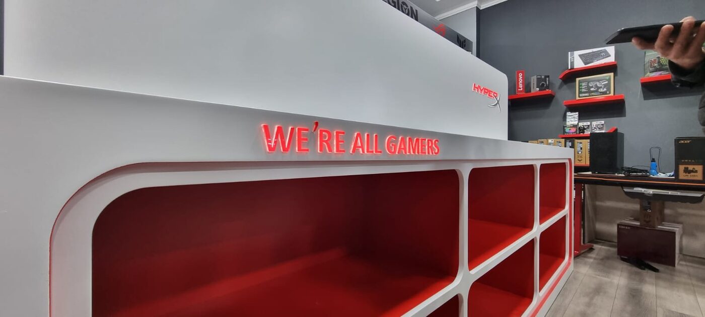 We're All Gamers — Neon effektli işıqlı hərflər