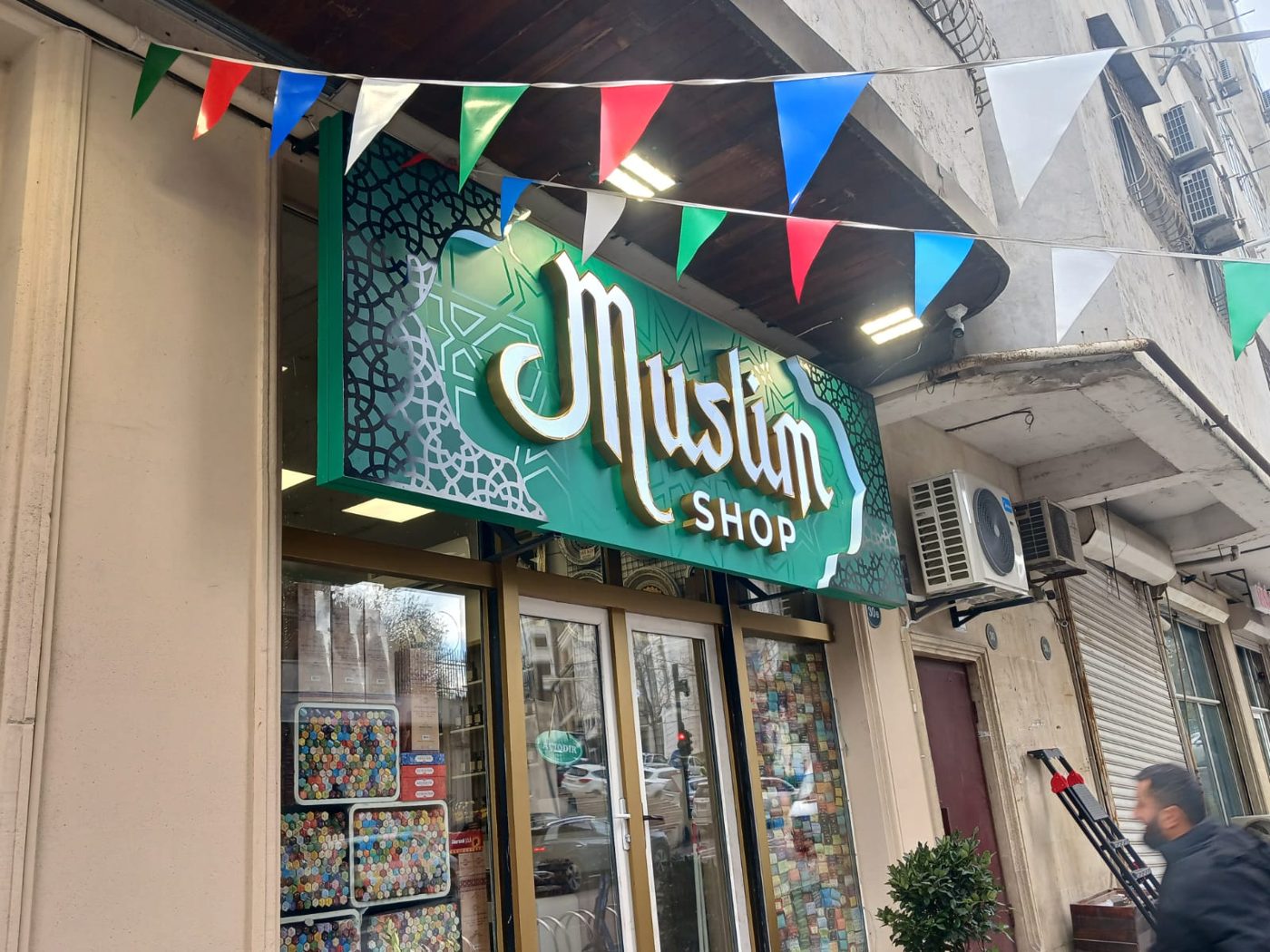 Muslim Shop — fasad — Küçə fasadında işıqlı lövhə