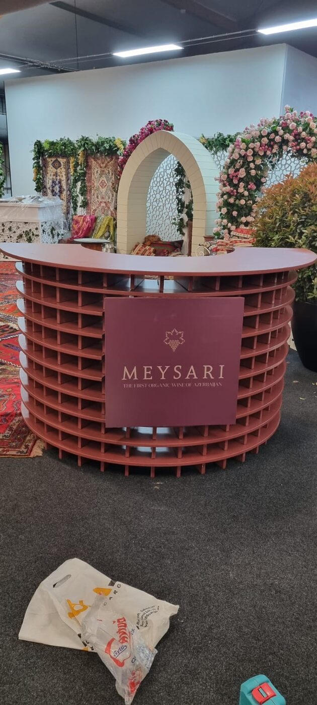 Meysari — Sərgi barı və brend paneli